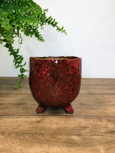 Load image into Gallery viewer, Plant pot on foot - red
